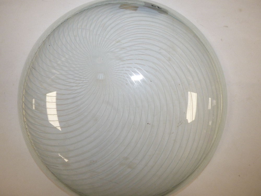 A 1970'S GLASS FRUIT BOWL, 30CM DIAMETER - Image 2 of 2