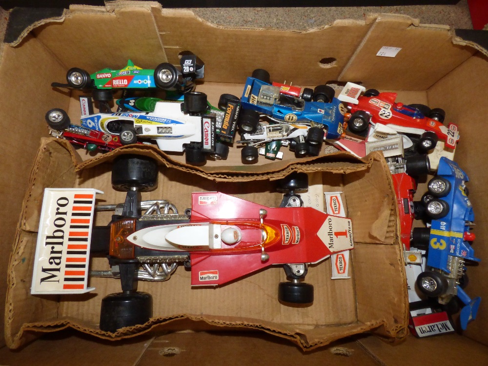 A BOXED FORMULA 1 RACING CAR AND OTHER LOOSE CARS, ALL PLAY WORN - Image 3 of 3