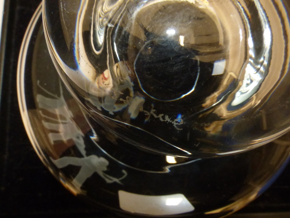 A CAITHNESS ENGRAVED GOLFING BRANDY GLASS - Image 3 of 5