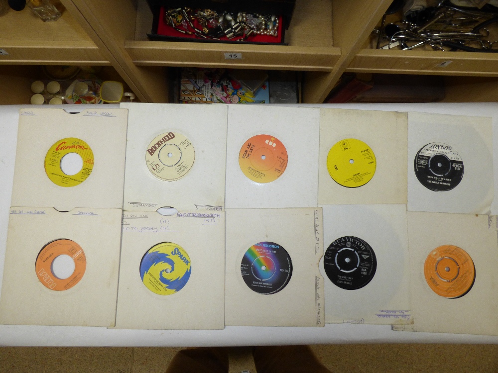 A LARGE QUANTITY OF 45 RPM VINYL RECORDS SINGLES INCLUDING 1960S AND 1970S - Image 2 of 5