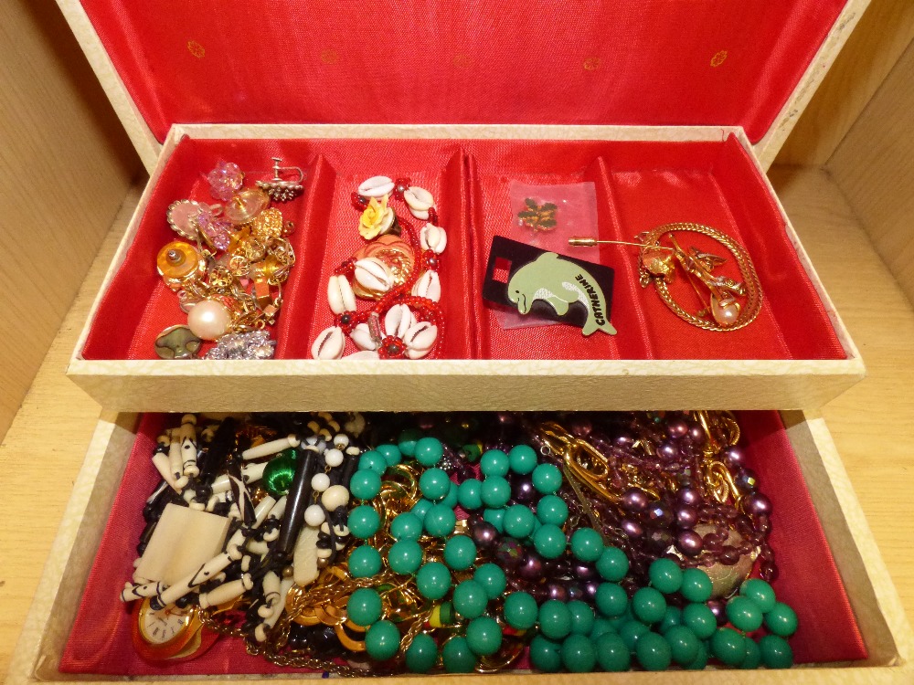 A QUANTITY OF COSTUME JEWELLERY IN BOX - Image 2 of 2