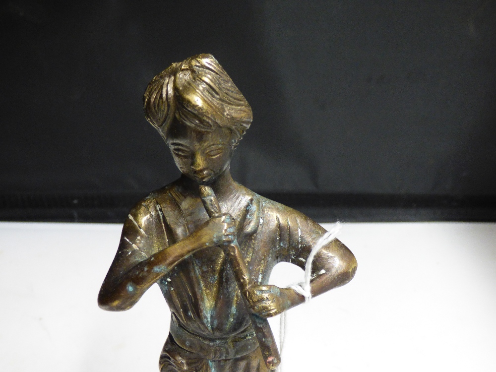 A BRONZE FIGURE OF A BOY WITH PIPE, 25CM HIGH - Image 2 of 4