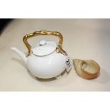 AN EARLY 20TH CENTURY GRAINGER & CO TEAPOT WITH GILT HANDLE TO TOP, TOGETHER WITH A ROYAL