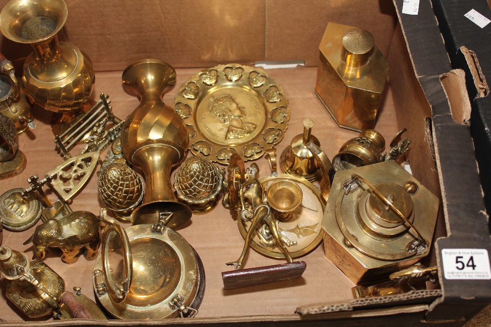 BOX OF MIXED BRASS ITEMS INCLUDING BRASS ELEPHANT - Image 3 of 3