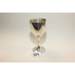 A VICTORIAN SILVER GOBLET HALLMARKED SHEFFIELD 1879 BY WALKER AND HALL 102G, 15CM