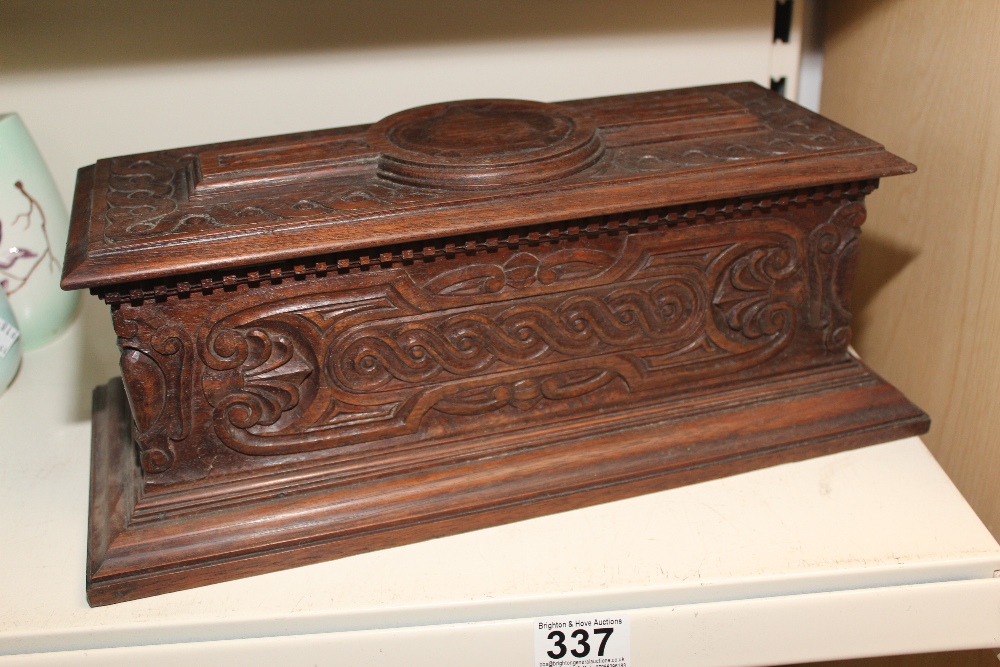 A HARDWOOD VINTAGE BOX WITH CASTELLATION FLORAL AND FLEUS DE LYS CARVED DECORATION - Image 2 of 3