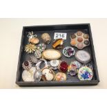 A QUANTITY OF ASSORTED BROOCHES AND PENDANTS INCLUDING A SILVER MOURNING BROOCH, ANOTHER SILVER