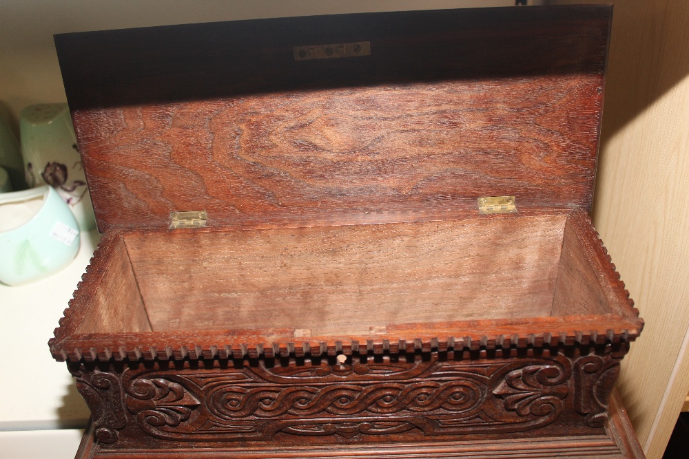 A HARDWOOD VINTAGE BOX WITH CASTELLATION FLORAL AND FLEUS DE LYS CARVED DECORATION - Image 3 of 3