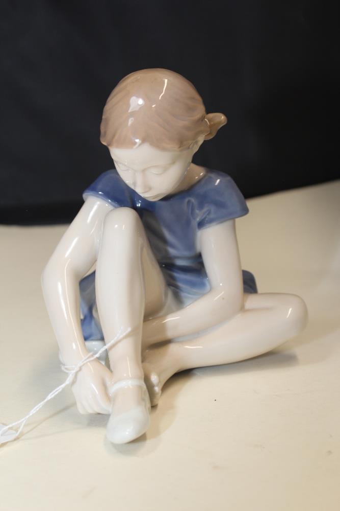 A ROYAL COPENHAGEN PORCELAIN FIGURE OF A SEATED GIRL, #4642, 15CM HIGH - Image 5 of 5