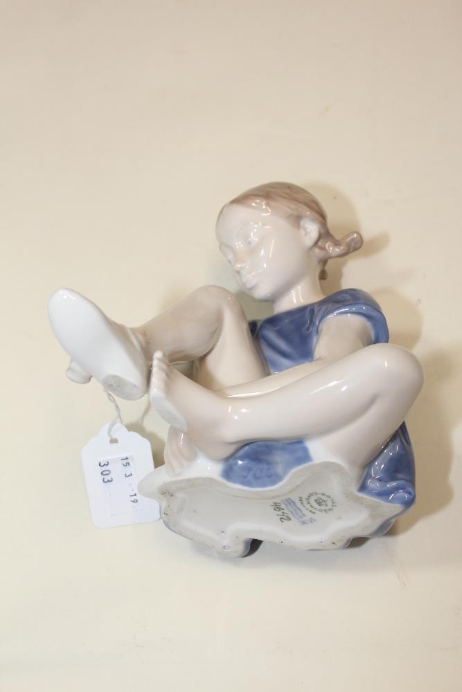 A ROYAL COPENHAGEN PORCELAIN FIGURE OF A SEATED GIRL, #4642, 15CM HIGH - Image 2 of 5