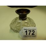 A SILVER AND TORTOISESHELL TOPPED CUT GLASS TOILET BOTTLE, HALLMARKS RUBBED, 6.5CM HIGH