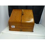 AN EARLY 20TH CENTURY OAK STATIONARY BOX WITH FITTED INTERIOR AND ORIGINAL KEY, 26CM HIGH