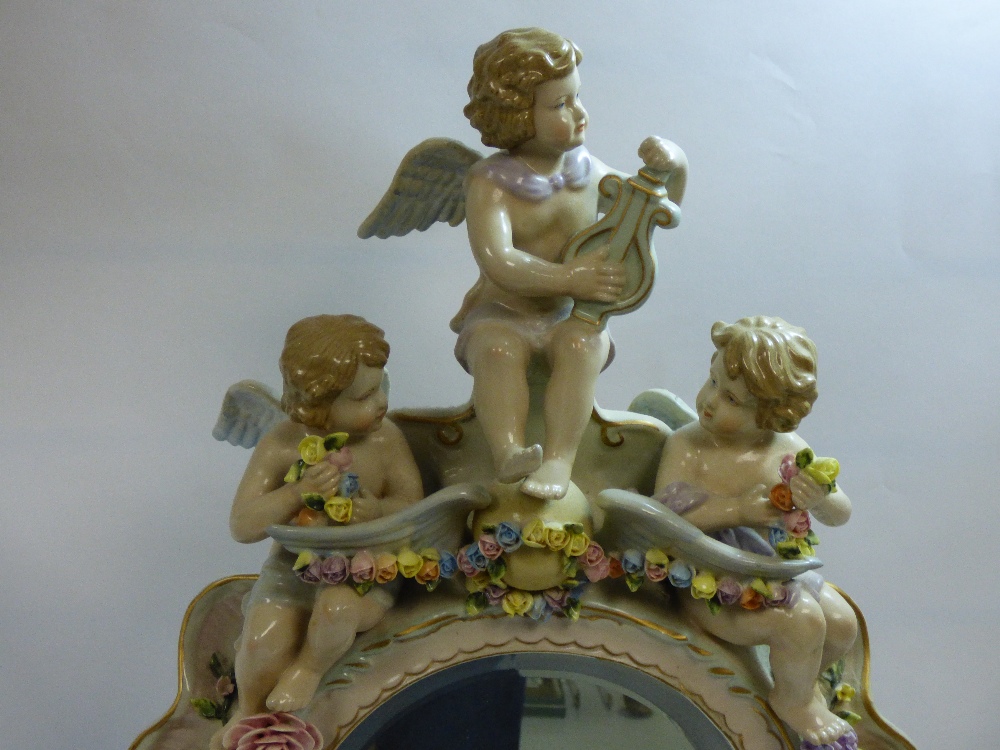 AN EARLY 20TH CENTURY CERAMIC MANTLE MIRROR IN THE MEISSEN STYLE, HIGHLY DECORATED THROUGHOUT WITH - Image 3 of 5