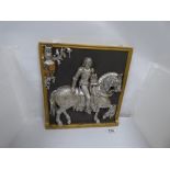 A CERAMIC WALL PLAQUE BY MARCUS DESIGNS LTD, DEPICTING RICHARD III DISMOUNTING OFF A HORSE, 38.5CM