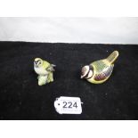 A ROYAL CROWN DERBY BIRD PAPERWEIGHT WITH GOLD STOPPER, TOGETHER WITH A BESWICK 2415 GOLDCREST