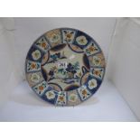 AN 18TH CENTURY CHINESE PORCELAIN CHARGER WITH FAMILLE VERTE DECORATION, 35CM DIAMETER (OLD