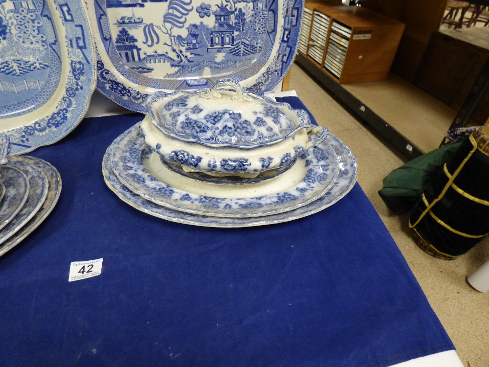 AN ASSORTMENT OF BLUE AND WHITE CERAMICS, INCLUDING TWO LIDDED TUREENS, MEAT PLATES ETC, ONE OF - Image 4 of 6