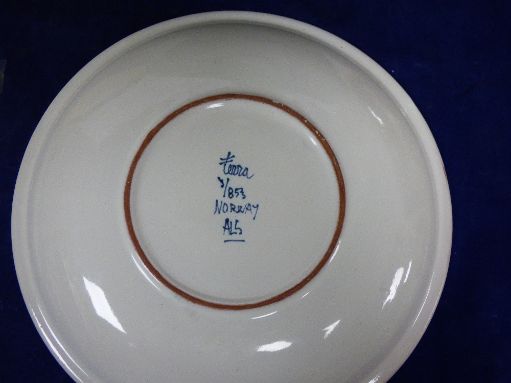 TWO 20TH CENTURY CERAMIC PLATES AND TWO WOODEN FRUIT BOWLS, 34CM WIDE - Image 2 of 7