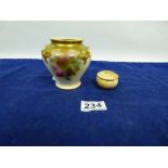 AN EARLY 20TH CENTURY HAND PAINTED ROYAL WORCESTER PORCELAIN VASE WITH GILT DECORATION IN PLACES,