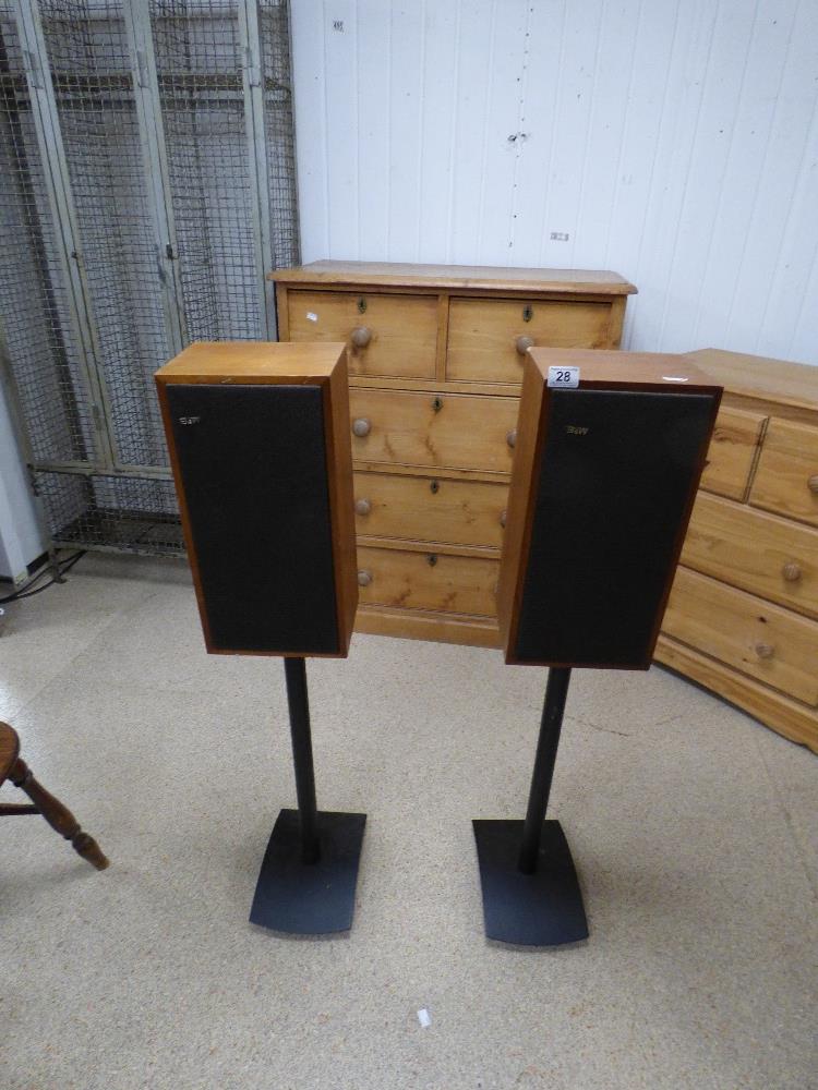 A PAIR OF B&W BOWERS & WILKINS D5 SPEAKERS, SERIAL NUMBERS 20531 & 20532, ON METAL STANDS, 45.5CM