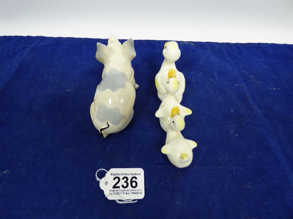 A BESWICK FIGURE OF A SEATED PIG, NO 832, TOGETHER WITH ANOTHER BESWICK FIGURE OF THREE DUCKS - Image 3 of 5
