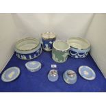 ASSORTMENT OF WEDGWOOD JASPERWARE CERAMICS, INCLUDING TWO BISCUIT BARRELS, TWO TABLE LIGHTERS AND