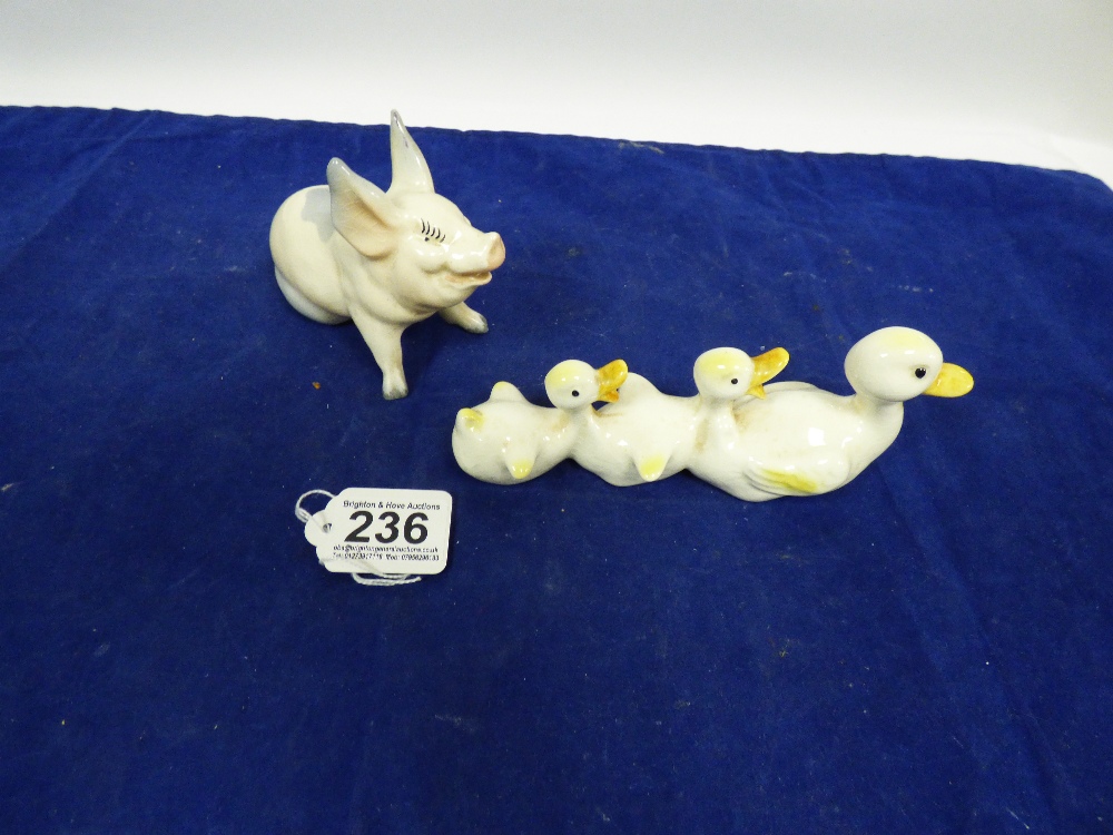 A BESWICK FIGURE OF A SEATED PIG, NO 832, TOGETHER WITH ANOTHER BESWICK FIGURE OF THREE DUCKS - Image 2 of 5
