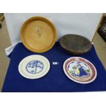 TWO 20TH CENTURY CERAMIC PLATES AND TWO WOODEN FRUIT BOWLS, 34CM WIDE