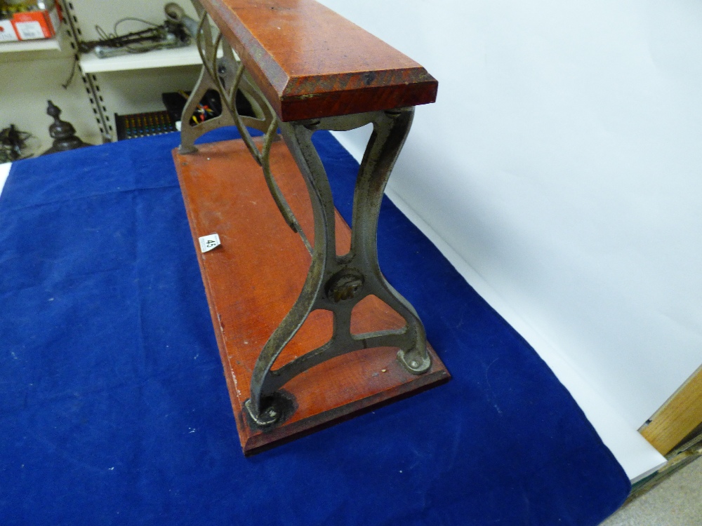 A 20TH CENTURY FRENCH WOOD AND METAL PAPER CUTTER, PLAQUE TO FRONT READS “DER PAPIERS ET FERON ET - Image 2 of 3