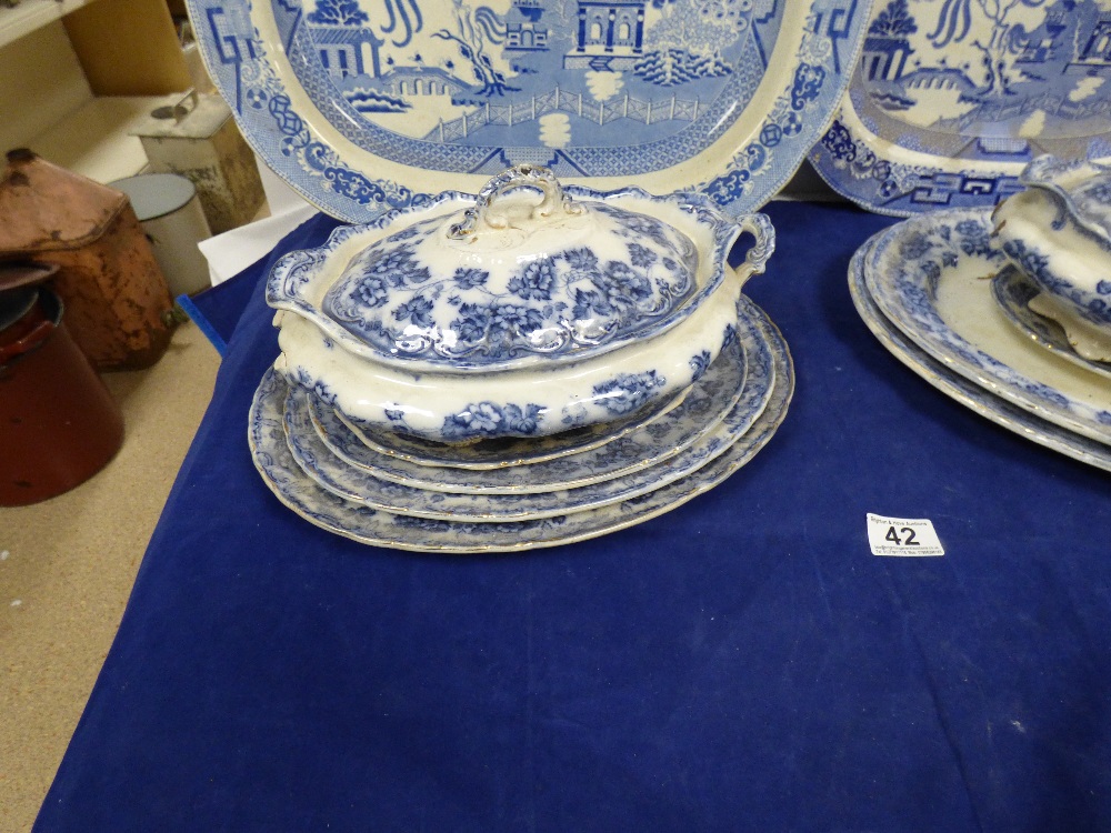 AN ASSORTMENT OF BLUE AND WHITE CERAMICS, INCLUDING TWO LIDDED TUREENS, MEAT PLATES ETC, ONE OF - Image 5 of 6