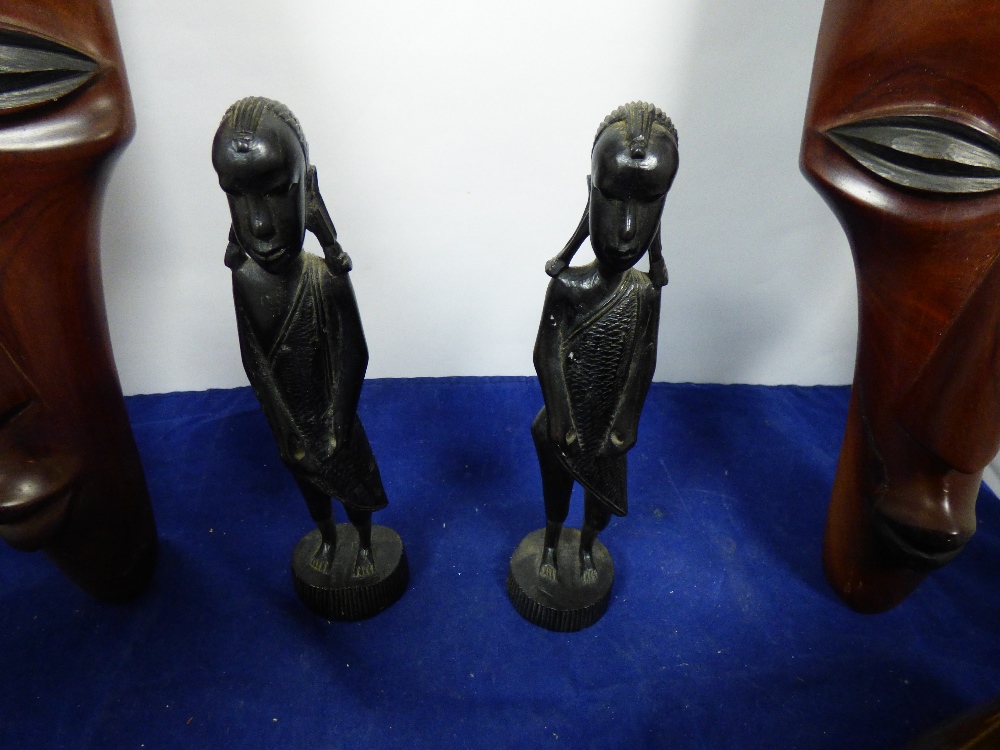 FIVE WOODEN TRIBAL ART CARVINGS, COMPRISING THREE FIGURES AND TWO WALL HANGINGS, LARGEST 56CM LONG - Image 3 of 4