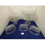 ASSORTED GLASS ITEMS, INCLUDING THREE JELLY MOLDS, FRUIT BOWLS ETC