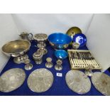 ASSORTMENT OF SILVER PLATED ITEMS, INCLUDING LARGE BOWLS, SQUAT CANDLESTICKS, ROSE BOWLS AND MUCH