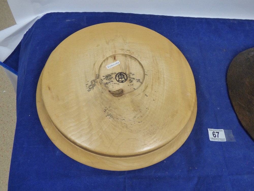 TWO 20TH CENTURY CERAMIC PLATES AND TWO WOODEN FRUIT BOWLS, 34CM WIDE - Image 5 of 7