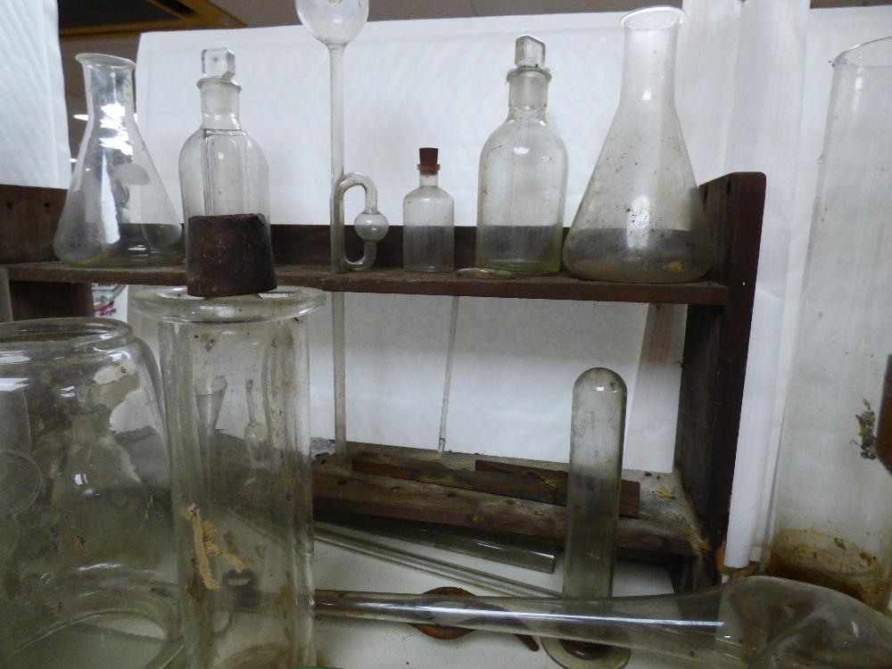 MISCELLANEOUS ITEMS INCLUDING GLASS CHEMISTRY BOTTLES, LARGE GLASS DOME AND ENAMEL DISHES - Image 6 of 6