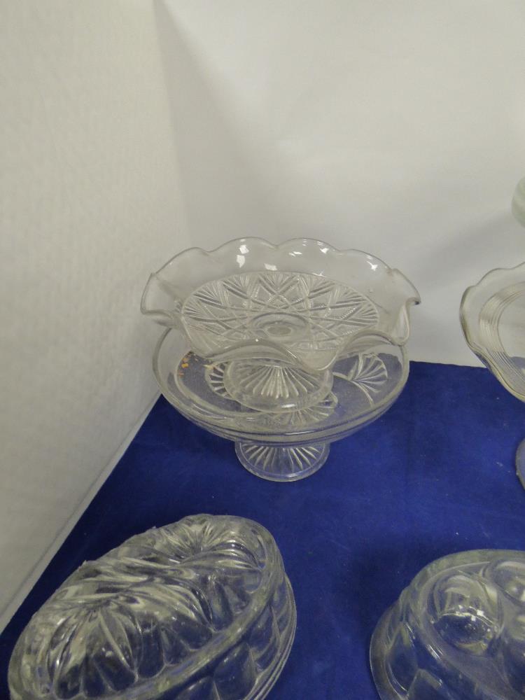 ASSORTED GLASS ITEMS, INCLUDING THREE JELLY MOLDS, FRUIT BOWLS ETC - Image 2 of 3