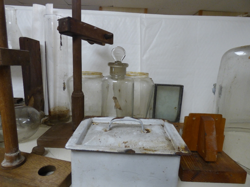 MISCELLANEOUS ITEMS INCLUDING GLASS CHEMISTRY BOTTLES, LARGE GLASS DOME AND ENAMEL DISHES - Image 3 of 6