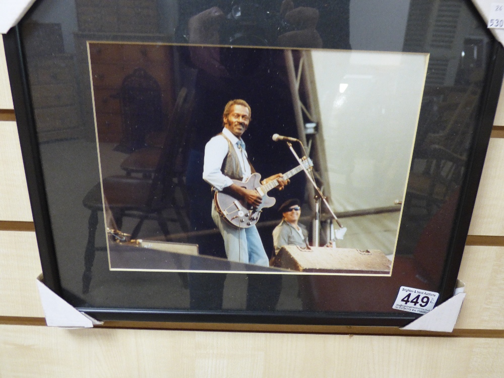 FOUR COLOUR PHOTOGRAPHS OF JAZZ MUSICIANS, 30CM BY 38CM - Image 4 of 5