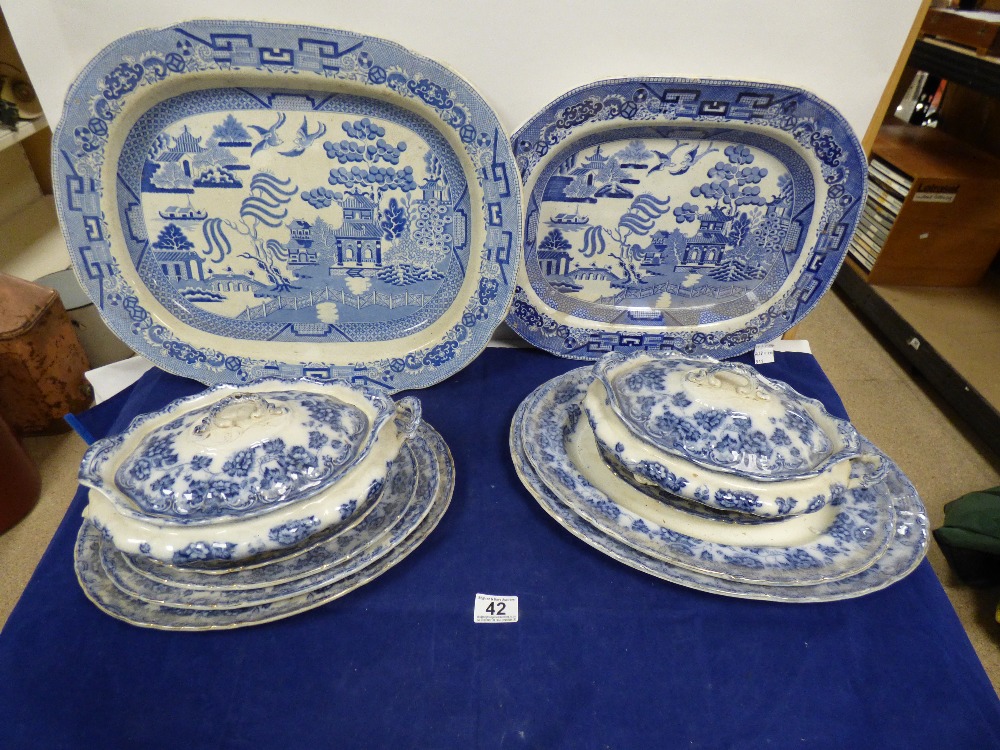 AN ASSORTMENT OF BLUE AND WHITE CERAMICS, INCLUDING TWO LIDDED TUREENS, MEAT PLATES ETC, ONE OF