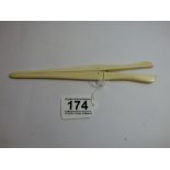 A PAIR OF LATE 19TH/EARLY 20TH CENTURY IVORY GLOVE STRETCHERS, 20CM LONG