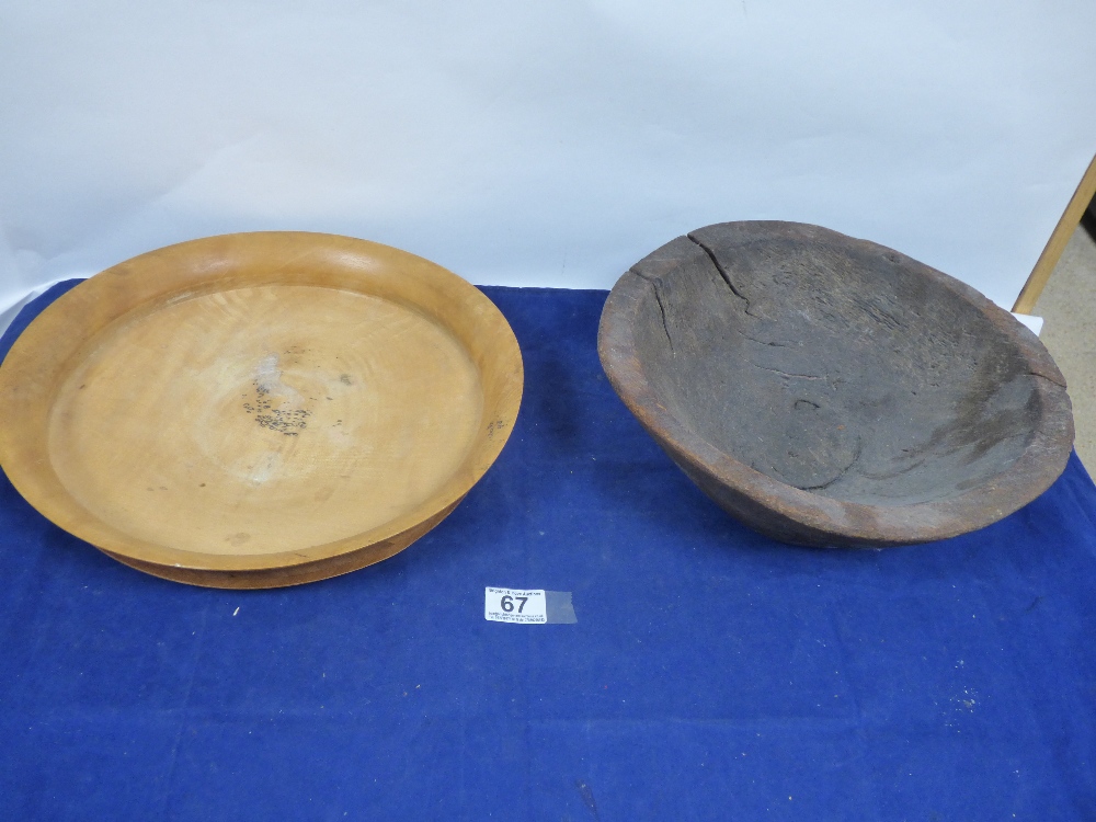 TWO 20TH CENTURY CERAMIC PLATES AND TWO WOODEN FRUIT BOWLS, 34CM WIDE - Image 4 of 7