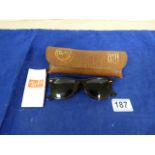 VINTAGE B&L RAY BAN WAYFARER ELITE SUNGLASSES WITH TORTOISESHELL FRAME WITH GREEN GRADIENT LENS,