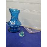 A LATE 19TH/EARLY 20TH BLUE MOSER STYLE GLASS VASE WITH APPLIED LIZARD ON ONE SIDE, 28CM HIGH (AF)