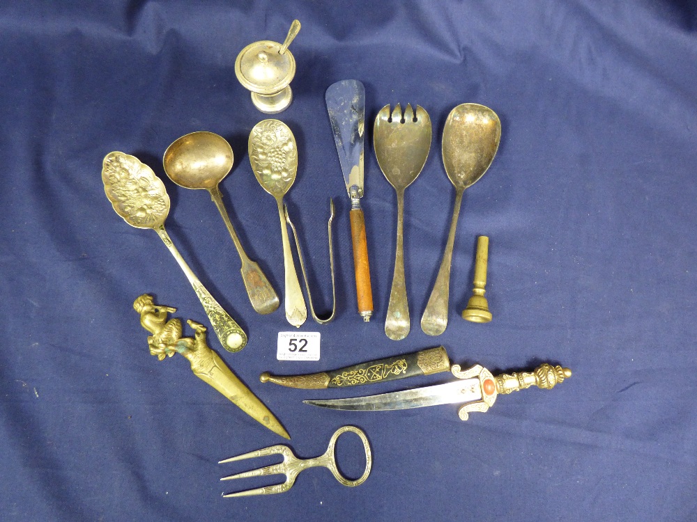 A LARGE BOX OF MIXED SILVER PLATED ITEMS INCLUDING CANDELABRA AND SPOONS - Image 2 of 6