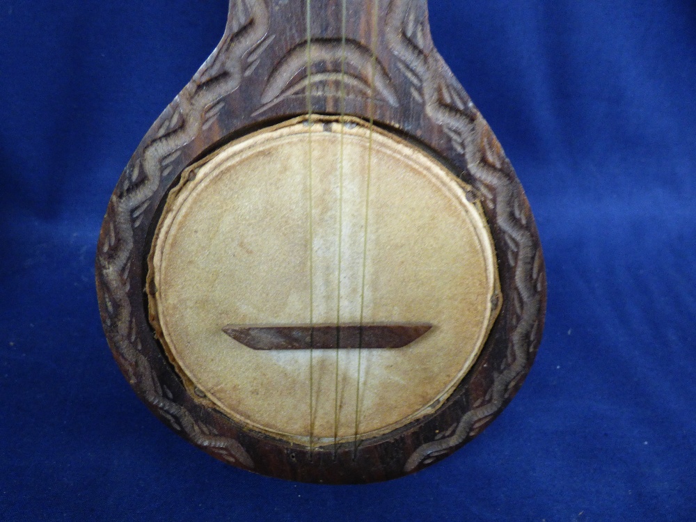 A DOUBLE SIDED AFRICAN TRIBAL DRUM WITH PEA’S INSIDE WHICH RATTLE WHEN MOVED, 43CM HIGH, TOGETHER - Image 5 of 10