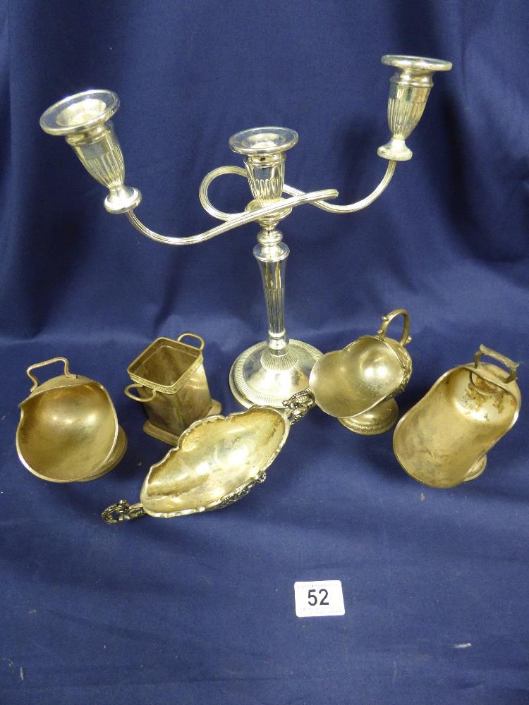 A LARGE BOX OF MIXED SILVER PLATED ITEMS INCLUDING CANDELABRA AND SPOONS - Image 4 of 6