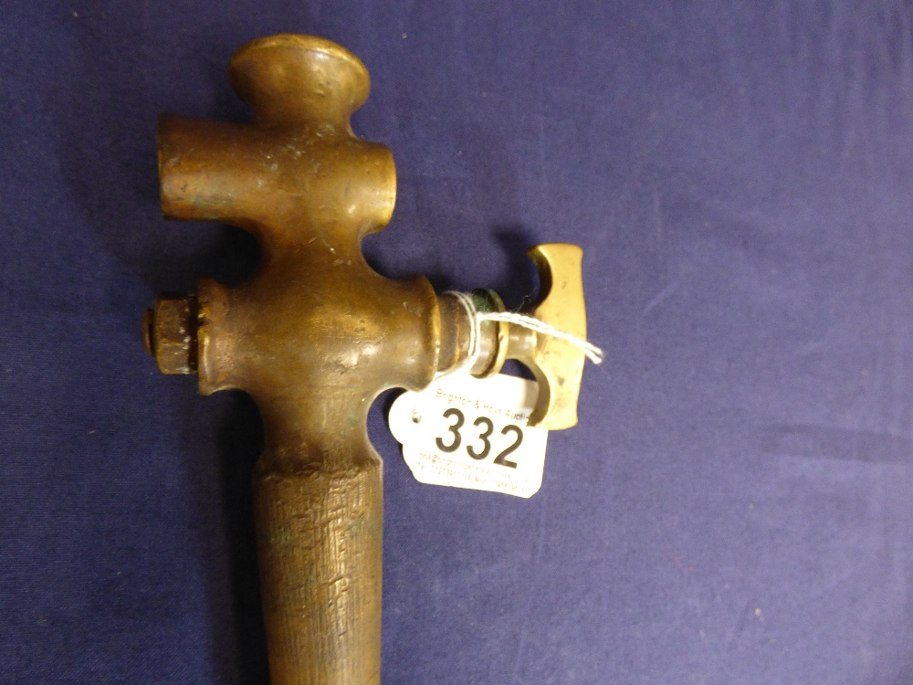 AN UNUSUAL VINTAGE BRASS BEER BARREL KEG TAP, MADE IN BURTON ON TRENT, 19.5CM LONG - Image 2 of 3