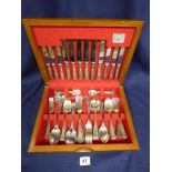 A WOODEN CANTEEN OF SILVER PLATED CUTLERY BY ENSEE LTD OF SHEFFIELD