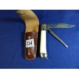 A VINTAGE FOLDING KNIFE WITH MOTHER OF PEARL STYLE GRIP, TOGETHER WITH A SMALL FOLDING KNIFE