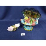 AN UNUSUAL CERAMIC CLAM SHELL LAMP, INSIDE OF WHICH HAS A SCENE DEPICTING NUMEROUS FISH AND SEA